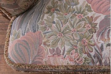 アンティーク家具　ERCOL(アーコール)　York Minster　花柄のファブリックと凝った彫刻を楽しめる一人掛けソファ(2)