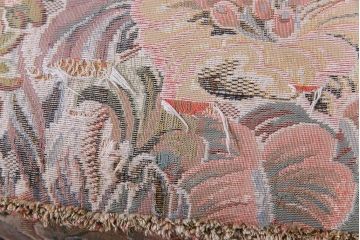 アンティーク家具　ERCOL(アーコール)　York Minster　花柄のファブリックと凝った彫刻を楽しめる一人掛けソファ(2)