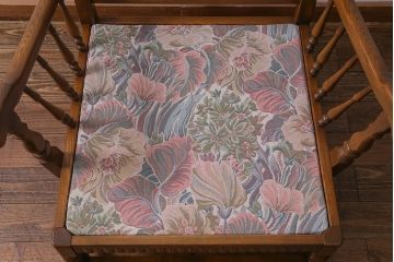 アンティーク家具　ERCOL(アーコール)　York Minster　花柄のファブリックと凝った彫刻を楽しめる一人掛けソファ(2)