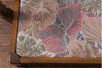 アンティーク家具　ERCOL(アーコール)　York Minster　花柄のファブリックと凝った彫刻を楽しめる一人掛けソファ(2)