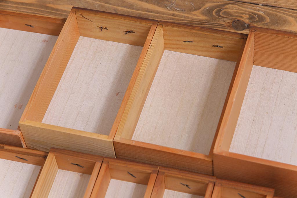 ヴィンテージ家具　ビンテージ　ヒノキ材　小物の収納にうってつけ!レトロで味のある縦長チェスト(引き出し)