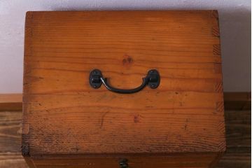 ヴィンテージ家具　ビンテージ　ヒノキ材　小物の収納にうってつけ!レトロで味のある縦長チェスト(引き出し)