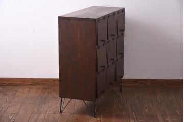 ラフジュ工房オリジナル　鉄脚付き 3×3マス　レトロな味わいが魅力的なパタパタ扉のマス目棚(収納棚、下駄箱)