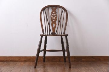 ヴィンテージ家具　イギリスビンテージ　ホイールバックの透かし魅力的なダイニングチェア(板座チェア)(1)