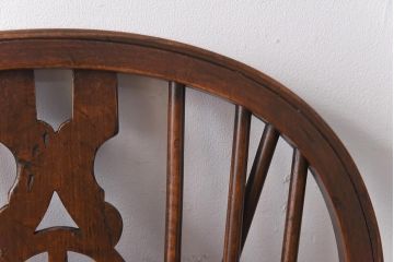 ヴィンテージ家具　イギリスビンテージ　ホイールバックの透かし魅力的なダイニングチェア(板座チェア)(1)