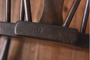 ヴィンテージ家具　イギリスビンテージ　ホイールバックの透かし魅力的なダイニングチェア(板座チェア)(2)
