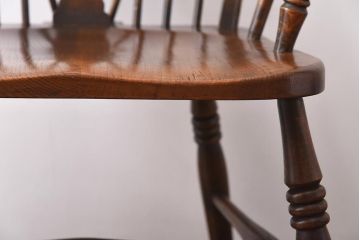 アンティーク家具　イギリスアンティーク　ホイールバック　温かみを感じる風合いが味わい深いアームチェア(板座チェア)