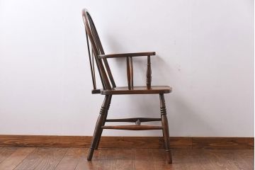アンティーク家具　イギリスアンティーク　ホイールバック　温かみを感じる風合いが味わい深いアームチェア(板座チェア)
