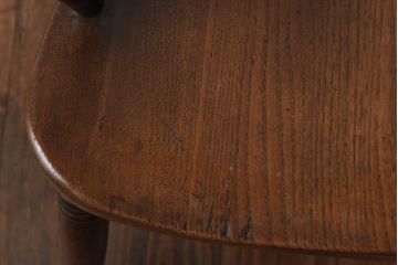 アンティーク家具　イギリスアンティーク　ホイールバック　温かみを感じる風合いが味わい深いアームチェア(板座チェア)