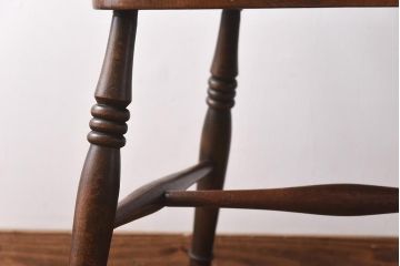 アンティーク家具　イギリスアンティーク　ホイールバック　温かみを感じる風合いが味わい深いアームチェア(板座チェア)