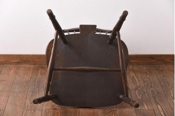 アンティーク家具　イギリスアンティーク　ホイールバック　温かみを感じる風合いが味わい深いアームチェア(板座チェア)