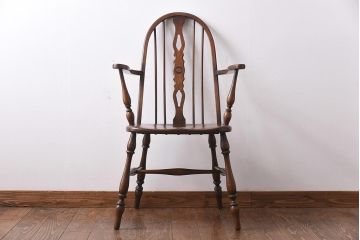 ヴィンテージ家具　イギリスビンテージ　素朴さの中に上品な雰囲気漂うアームチェア(ダイニングチェア、ウィンザーチェア、ウインザーチェア)