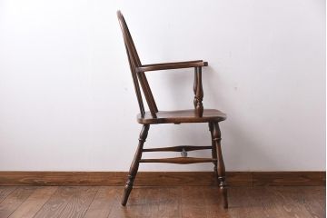 ヴィンテージ家具　イギリスビンテージ　素朴さの中に上品な雰囲気漂うアームチェア(ダイニングチェア、ウィンザーチェア、ウインザーチェア)