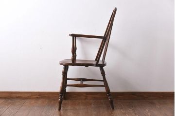 ヴィンテージ家具　イギリスビンテージ　素朴さの中に上品な雰囲気漂うアームチェア(ダイニングチェア、ウィンザーチェア、ウインザーチェア)