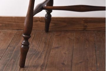 ヴィンテージ家具　イギリスビンテージ　素朴さの中に上品な雰囲気漂うアームチェア(ダイニングチェア、ウィンザーチェア、ウインザーチェア)