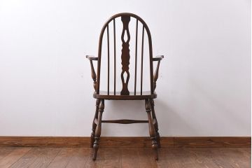 ヴィンテージ家具　イギリスビンテージ　素朴さの中に上品な雰囲気漂うアームチェア(ダイニングチェア、ウィンザーチェア、ウインザーチェア)