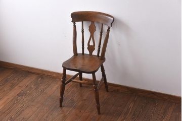 アンティーク家具　イギリスアンティーク　木のぬくもりと品のある佇まいが魅力的なチェア(ダイニングチェア、板座チェア)