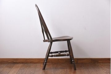 ヴィンテージ家具　イギリスビンテージ　なめらかな木肌と濃い色味が魅力のダイニングチェア(ウィンザーチェア、板座チェア、ウインザーチェア)(1)