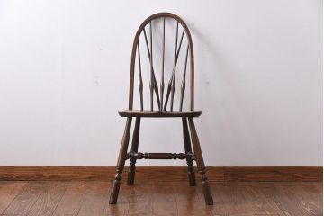 ヴィンテージ家具　イギリスビンテージ　なめらかな木肌と濃い色味が魅力のダイニングチェア(ウィンザーチェア、板座チェア、ウインザーチェア)(1)