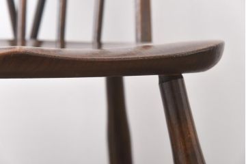 ヴィンテージ家具　イギリスビンテージ　なめらかな木肌と濃い色味が魅力のダイニングチェア(ウィンザーチェア、板座チェア、ウインザーチェア)(1)