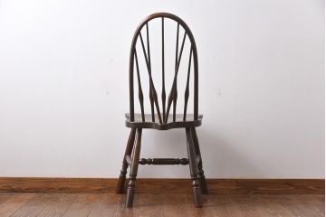 ヴィンテージ家具　イギリスビンテージ　なめらかな木肌と濃い色味が魅力のダイニングチェア(ウィンザーチェア、板座チェア、ウインザーチェア)(1)