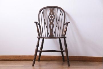 アンティーク家具　イギリスアンティーク　ホイールバック　温かみを感じる風合いが味わい深いアームチェア(板座チェア、椅子)(1)