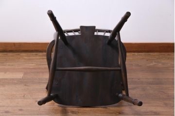 アンティーク家具　イギリスアンティーク　ホイールバック　温かみを感じる風合いが味わい深いアームチェア(板座チェア、椅子)(1)