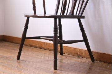 アンティーク家具　イギリスアンティーク　ホイールバック　温かみを感じる風合いが味わい深いアームチェア(板座チェア、椅子)(1)