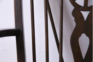 アンティーク家具　イギリスアンティーク　ホイールバック　温かみを感じる風合いが味わい深いアームチェア(板座チェア、椅子)(1)