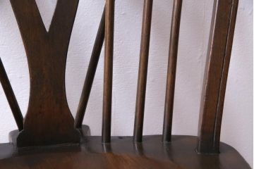 アンティーク家具　イギリスアンティーク　ホイールバック　温かみを感じる風合いが味わい深いアームチェア(板座チェア、椅子)(1)