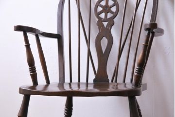 アンティーク家具　イギリスアンティーク　ホイールバック　温かみを感じる風合いが味わい深いアームチェア(板座チェア、椅子)(1)