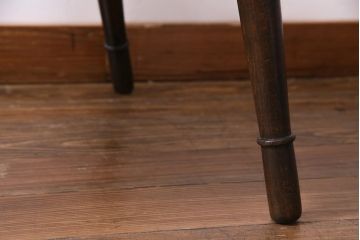 アンティーク家具　イギリスアンティーク　ホイールバック　温かみを感じる風合いが味わい深いアームチェア(板座チェア、椅子)(1)