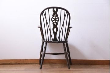 アンティーク家具　イギリスアンティーク　ホイールバック　温かみを感じる風合いが味わい深いアームチェア(板座チェア、椅子)(1)