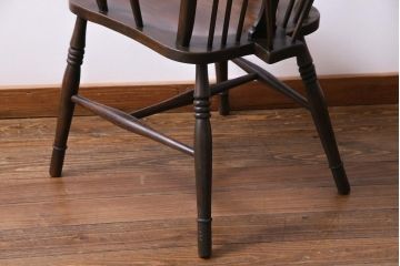 アンティーク家具　イギリスアンティーク　ホイールバック　温かみを感じる風合いが味わい深いアームチェア(板座チェア、椅子)(1)