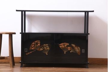 中古　民芸家具　漆塗り蒔絵　松竹梅・紅葉　扇の意匠が美しい輪島塗の飾り棚(茶棚)(定価約150万円)