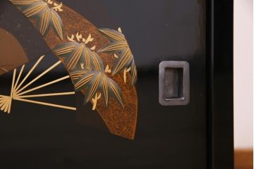 中古　民芸家具　漆塗り蒔絵　松竹梅・紅葉　扇の意匠が美しい輪島塗の飾り棚(茶棚)(定価約150万円)