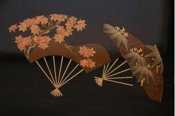 中古　民芸家具　漆塗り蒔絵　松竹梅・紅葉　扇の意匠が美しい輪島塗の飾り棚(茶棚)(定価約150万円)
