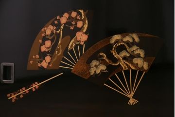中古　民芸家具　漆塗り蒔絵　松竹梅・紅葉　扇の意匠が美しい輪島塗の飾り棚(茶棚)(定価約150万円)