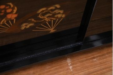 中古　民芸家具　漆塗り蒔絵　松竹梅・紅葉　扇の意匠が美しい輪島塗の飾り棚(茶棚)(定価約150万円)