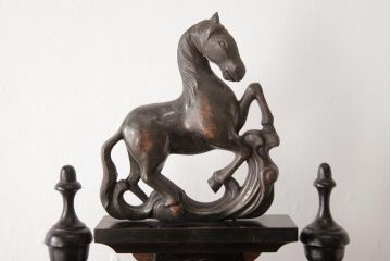 アンティーク雑貨　和製アンティーク　跳ね馬飾り　手巻き式　クラシカルなデザインが素敵な振り子時計(柱時計、掛け時計)