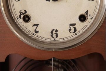 アンティーク雑貨　和製アンティーク　跳ね馬飾り　手巻き式　クラシカルなデザインが素敵な振り子時計(柱時計、掛け時計)