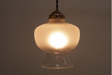 フランスビンテージ　くびれたフォルムが個性的なすりガラスシェードのペンダントライト(天井照明)