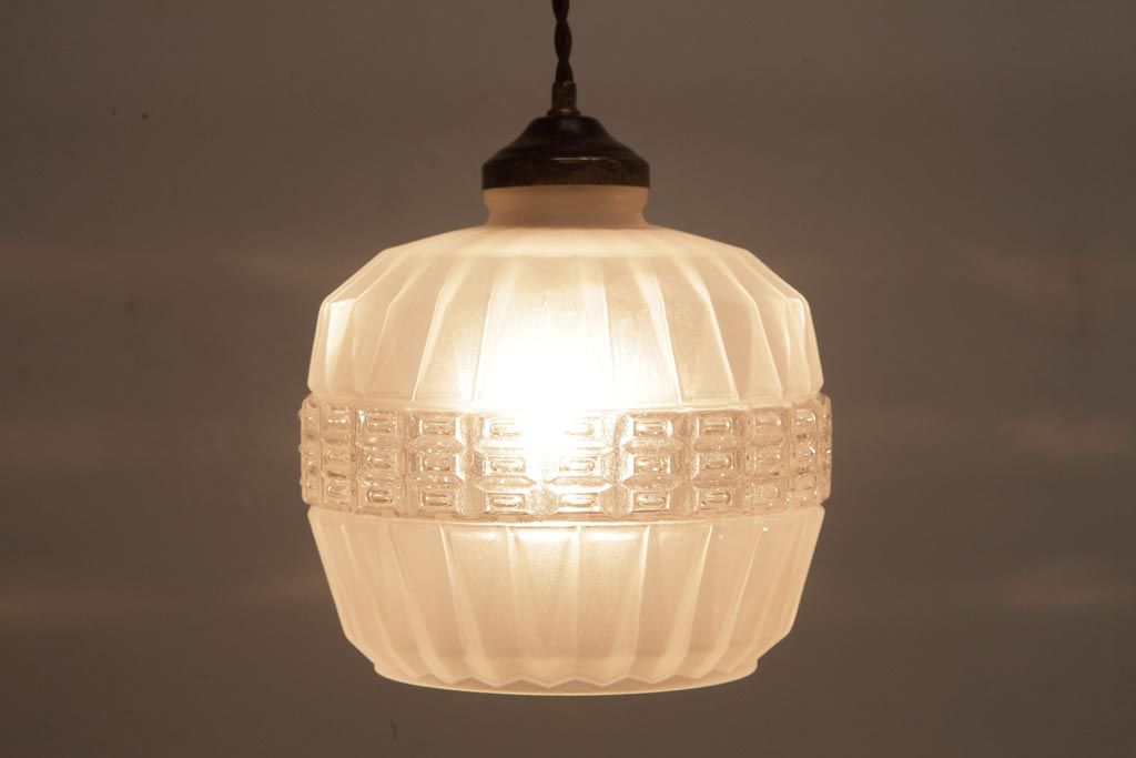 フランスビンテージ　幾何学模様がモダンなフロストガラスシェードのペンダントライト(天井照明)