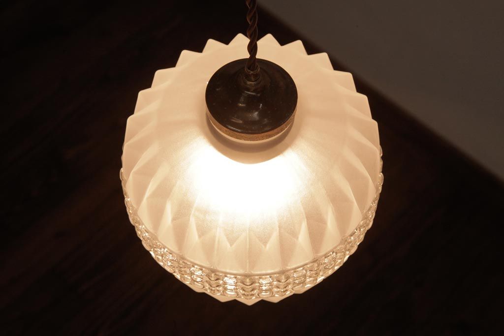 フランスビンテージ　幾何学模様がモダンなフロストガラスシェードのペンダントライト(天井照明)