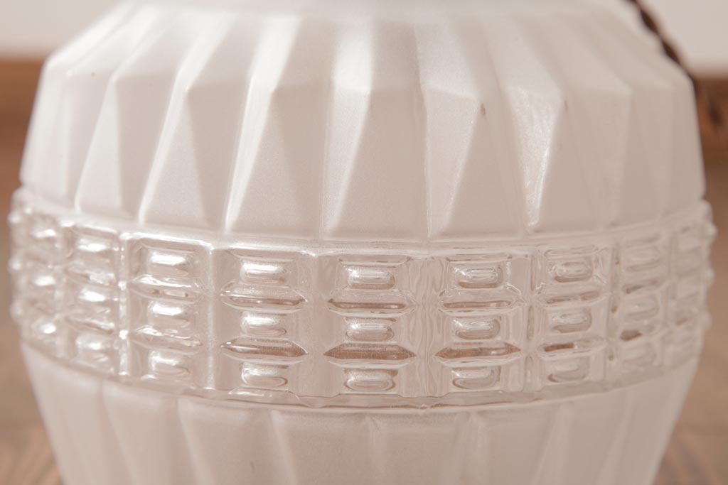 フランスビンテージ　幾何学模様がモダンなフロストガラスシェードのペンダントライト(天井照明)