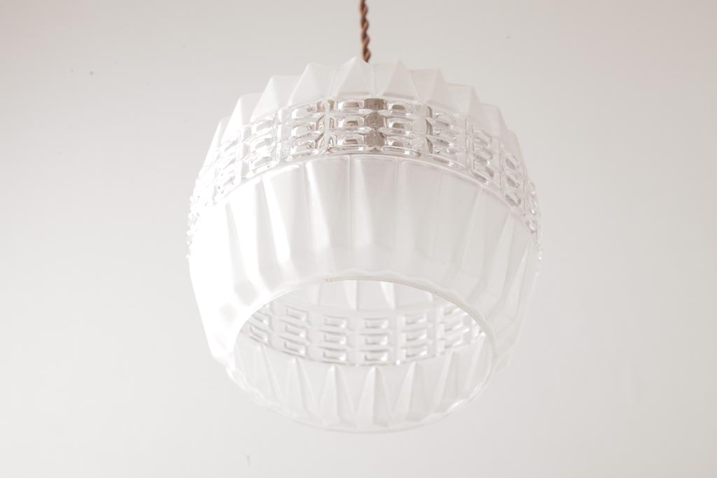 フランスビンテージ　幾何学模様がモダンなフロストガラスシェードのペンダントライト(天井照明)