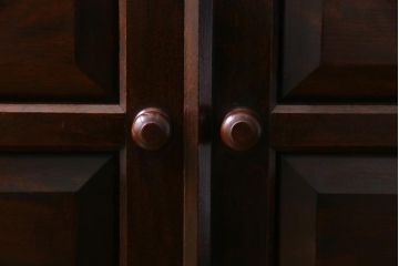 中古　松本民芸家具　和洋どちらにも馴染むシックなG-1型面取り食器棚(カップボード、収納棚)