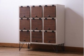 ラフジュ工房オリジナル　鉄脚付き　3×3マス　メンズライクにも似合うパタパタ扉のペイントマス目棚(収納棚、戸棚、ロッカー、店舗什器、キャビネット)(R-034434)