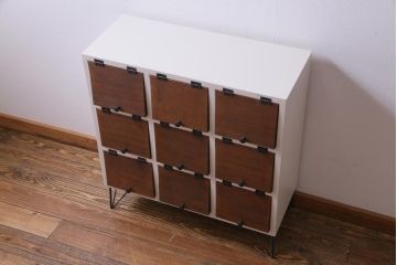 ラフジュ工房オリジナル　鉄脚付き　3×3マス　メンズライクにも似合うパタパタ扉のペイントマス目棚(収納棚、戸棚、ロッカー、店舗什器、キャビネット)(R-034434)