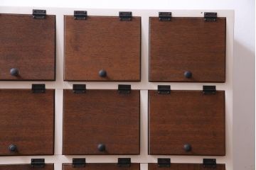 ラフジュ工房オリジナル　鉄脚付き　3×3マス　メンズライクにも似合うパタパタ扉のペイントマス目棚(収納棚、戸棚、ロッカー、店舗什器、キャビネット)(R-034434)